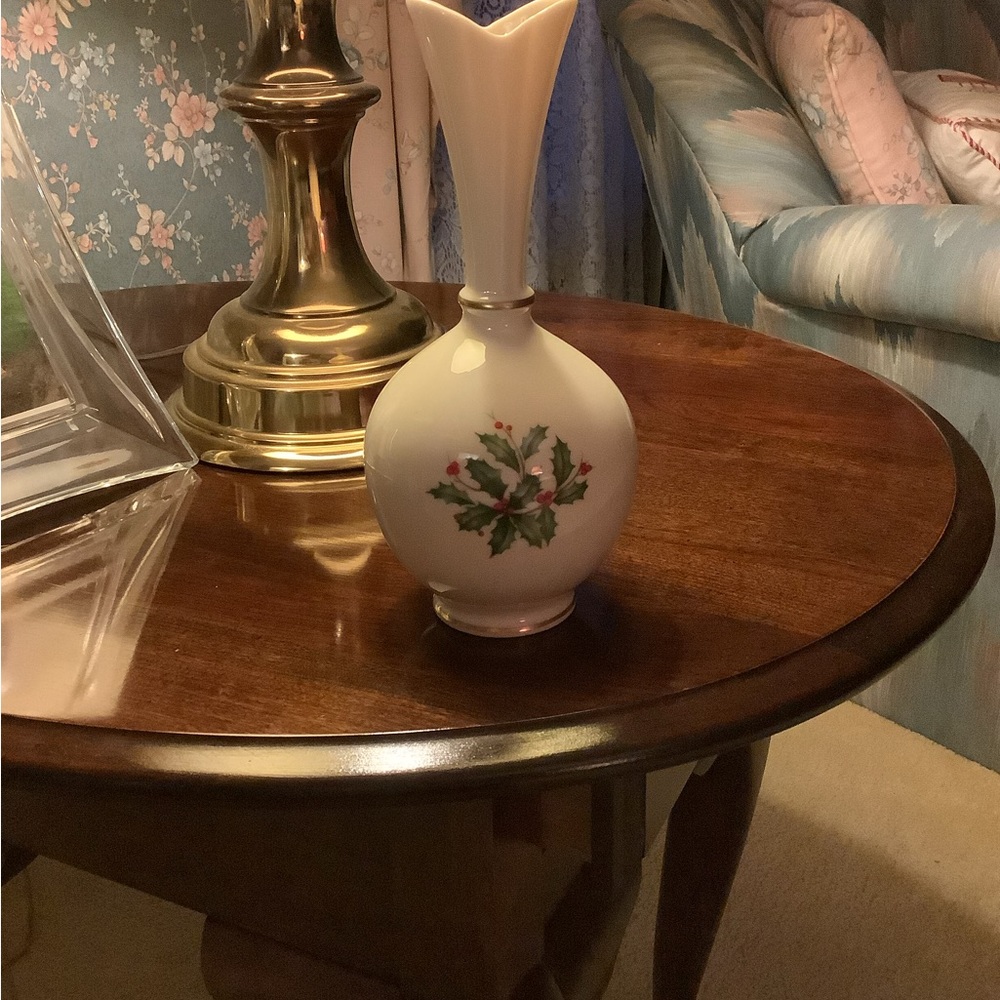 Vintage Lenox China Christmas Holiday 8” Bud Vase 24K Gold Trim Holly Berries.